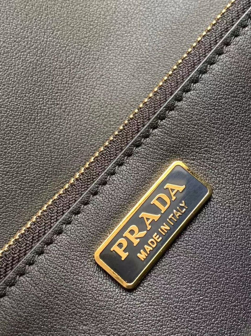 Bolsa Prada tiracolo com logo de letras