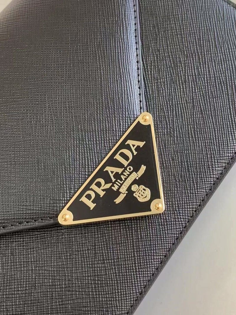 Bolsa Prada tiracolo com logo de letras